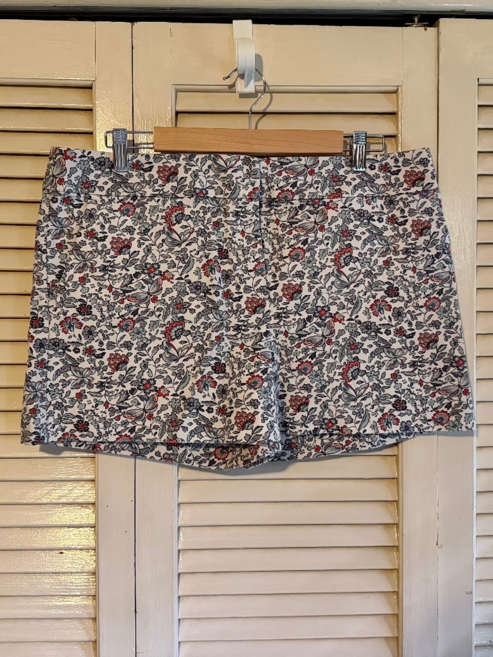 LOFT "The Riviera" floral print chino shorts - size 12